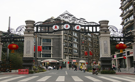 5G基站、紅綠燈等與路燈合桿，讓成都這個特色街區(qū)更有特色